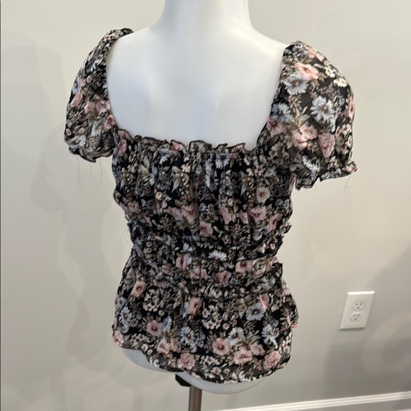 Francesca’s Mi Ami small puff sleeve Floral Black Pink Women's Top - Picture 7 of 13